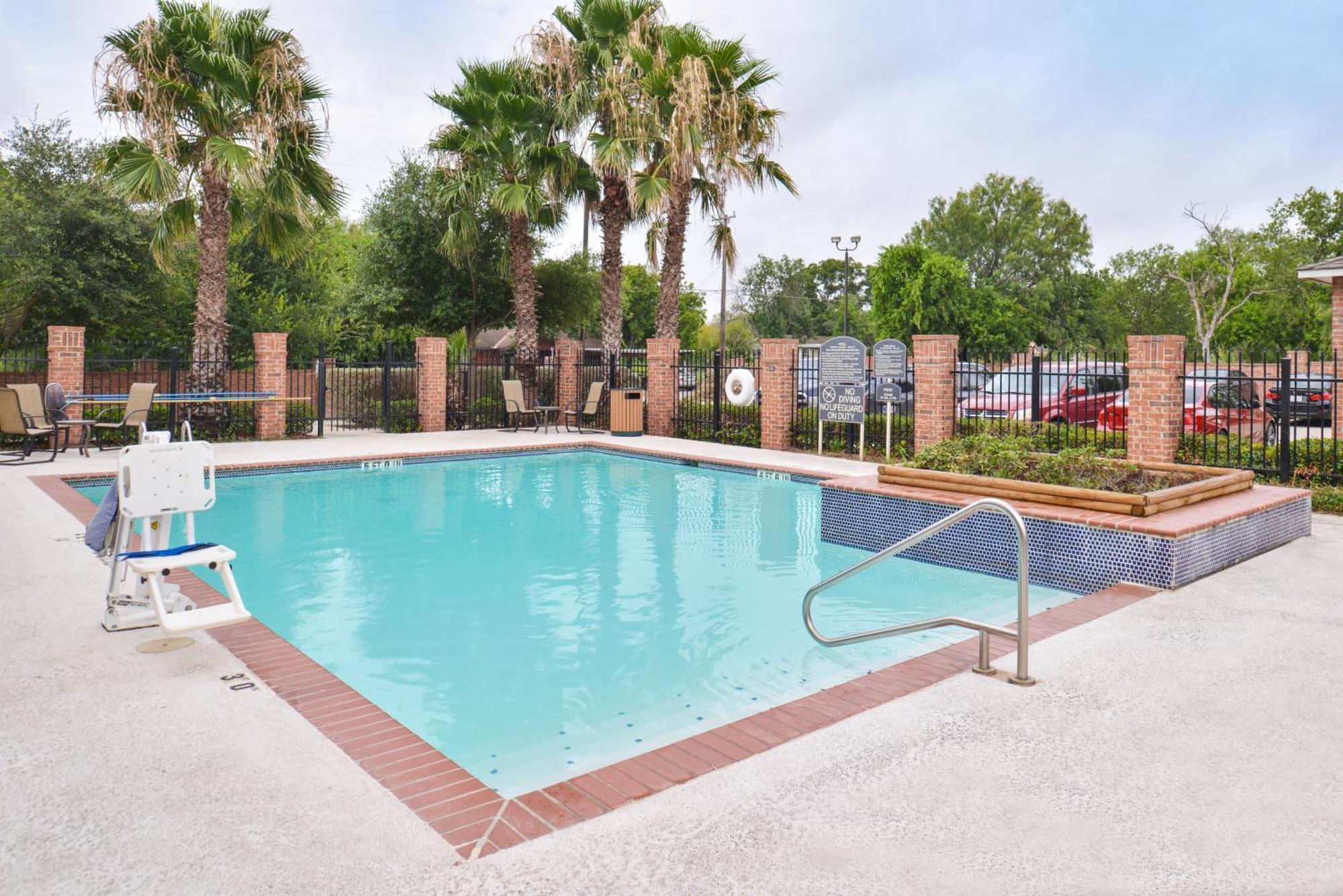 Holiday Inn Express & Suites San Antonio South Exteriör bild