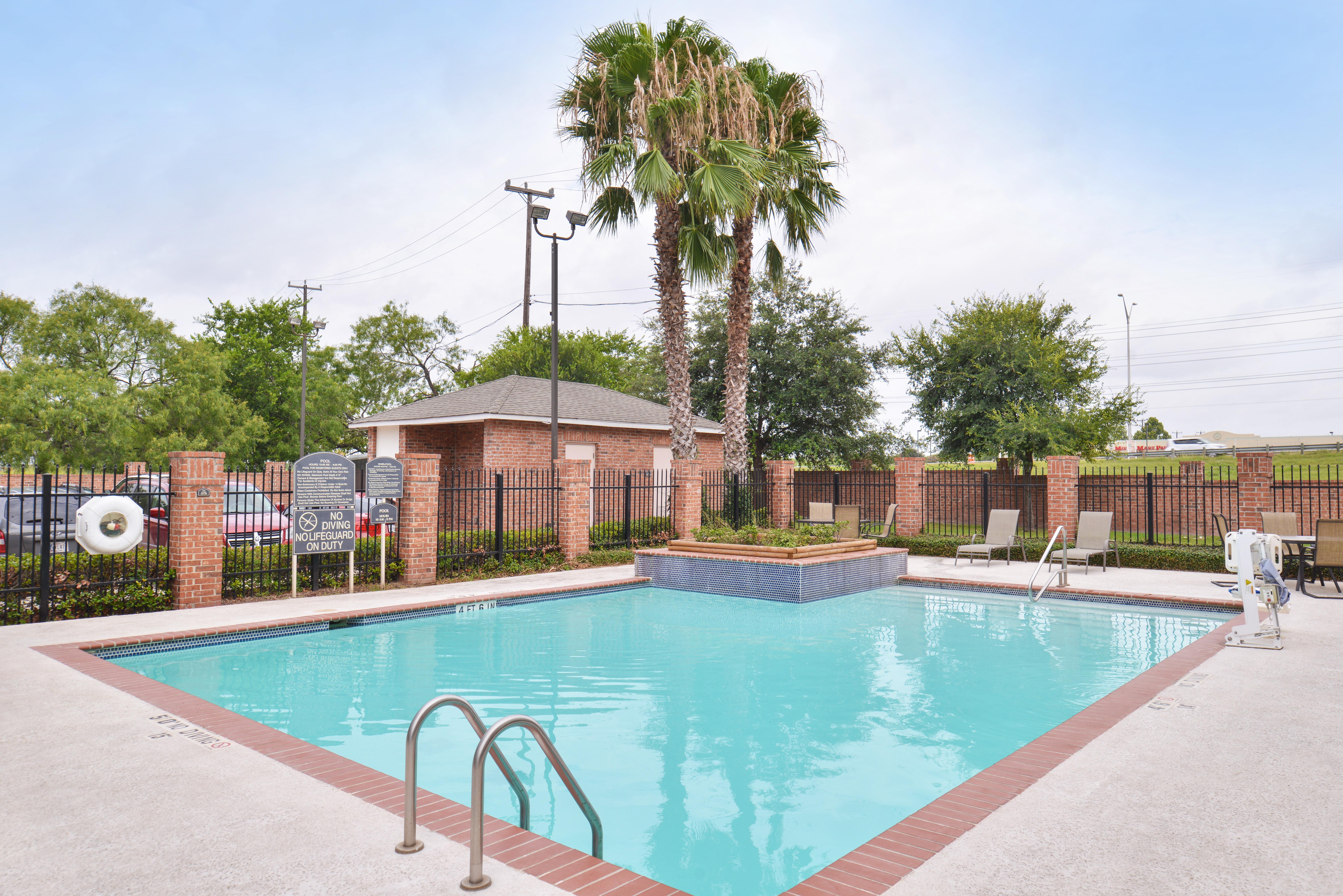 Holiday Inn Express & Suites San Antonio South Exteriör bild